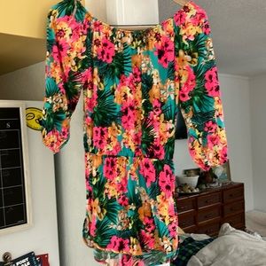 Gorgeous romper! Beautiful colors! Estimate size small